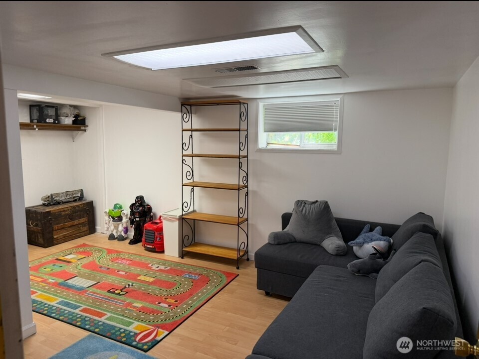Seattle, Washington, 98126, United States, 4 Bedrooms Bedrooms, ,1 BathroomBathrooms,Residential,For Sale,1810627