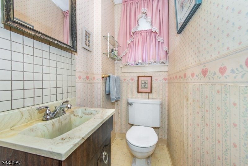 Verona Twp., New Jersey, 07044, United States, 3 Bedrooms Bedrooms, ,2 BathroomsBathrooms,Residential,For Sale,1961647