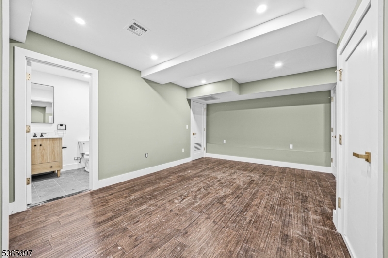 Maplewood Twp., New Jersey, 07040, United States, 4 Bedrooms Bedrooms, ,4 BathroomsBathrooms,Residential,For Sale,1950827