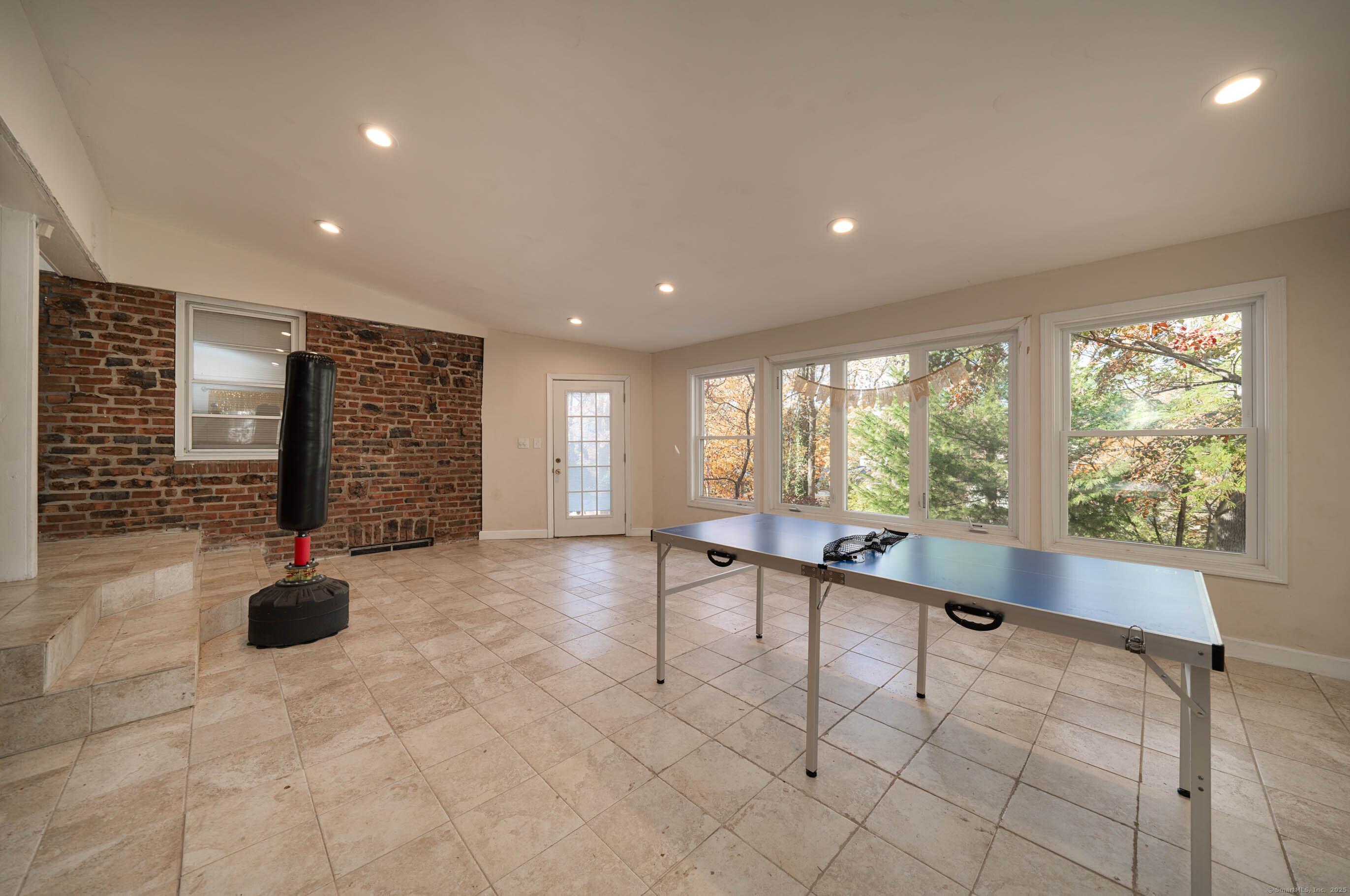 Hamden, Connecticut, 06517, United States, 4 Bedrooms Bedrooms, ,4 BathroomsBathrooms,Residential,For Sale,1982010