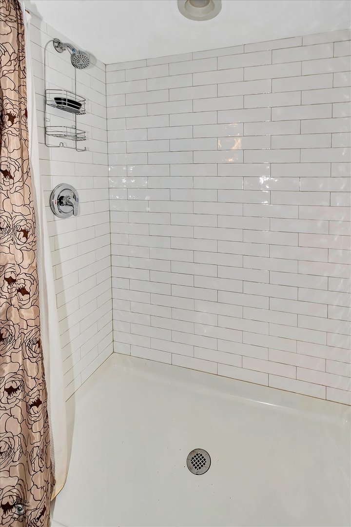 Chicago, Illinois, 60637, United States, 7 Bedrooms Bedrooms, ,3 BathroomsBathrooms,Residential,For Sale,1915108
