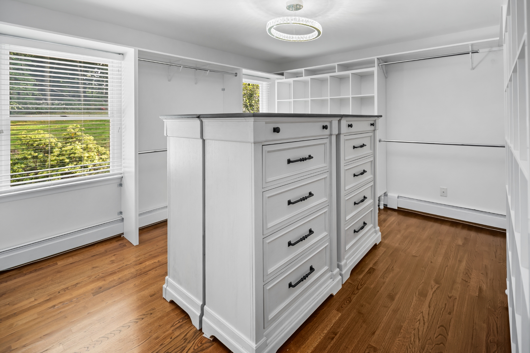  Updated Custom Colonial Home Brings Private Natural Setting Into Daily Life - 物件實景