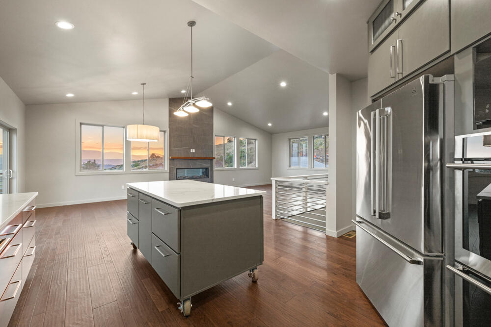 Klamath Falls, Oregon, 97601, United States, 3 Bedrooms Bedrooms, ,4 BathroomsBathrooms,Residential,For Sale,1794380