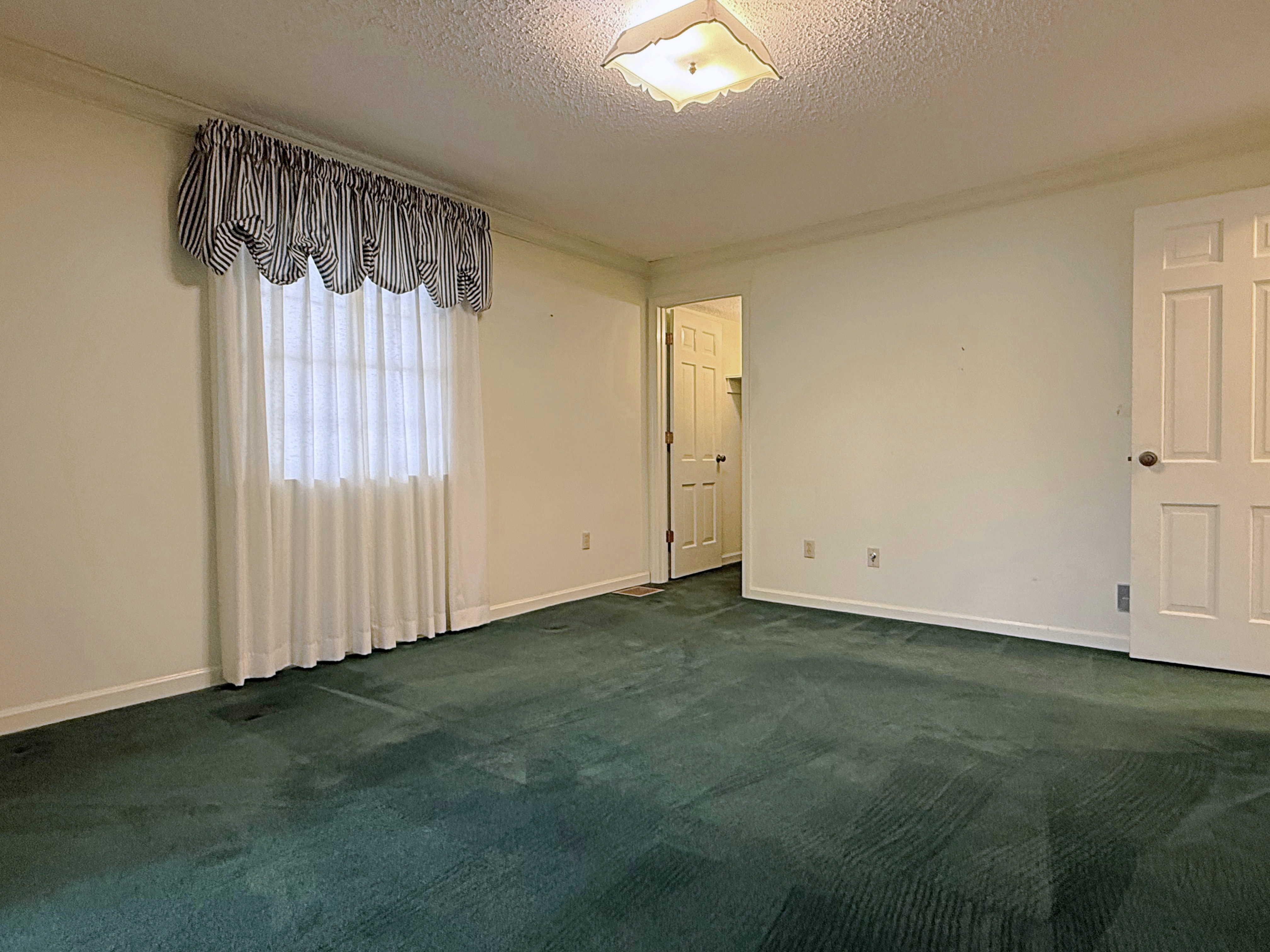 Loogootee, Indiana, 47553, United States, 3 Bedrooms Bedrooms, ,4 BathroomsBathrooms,Residential,For Sale,2002453