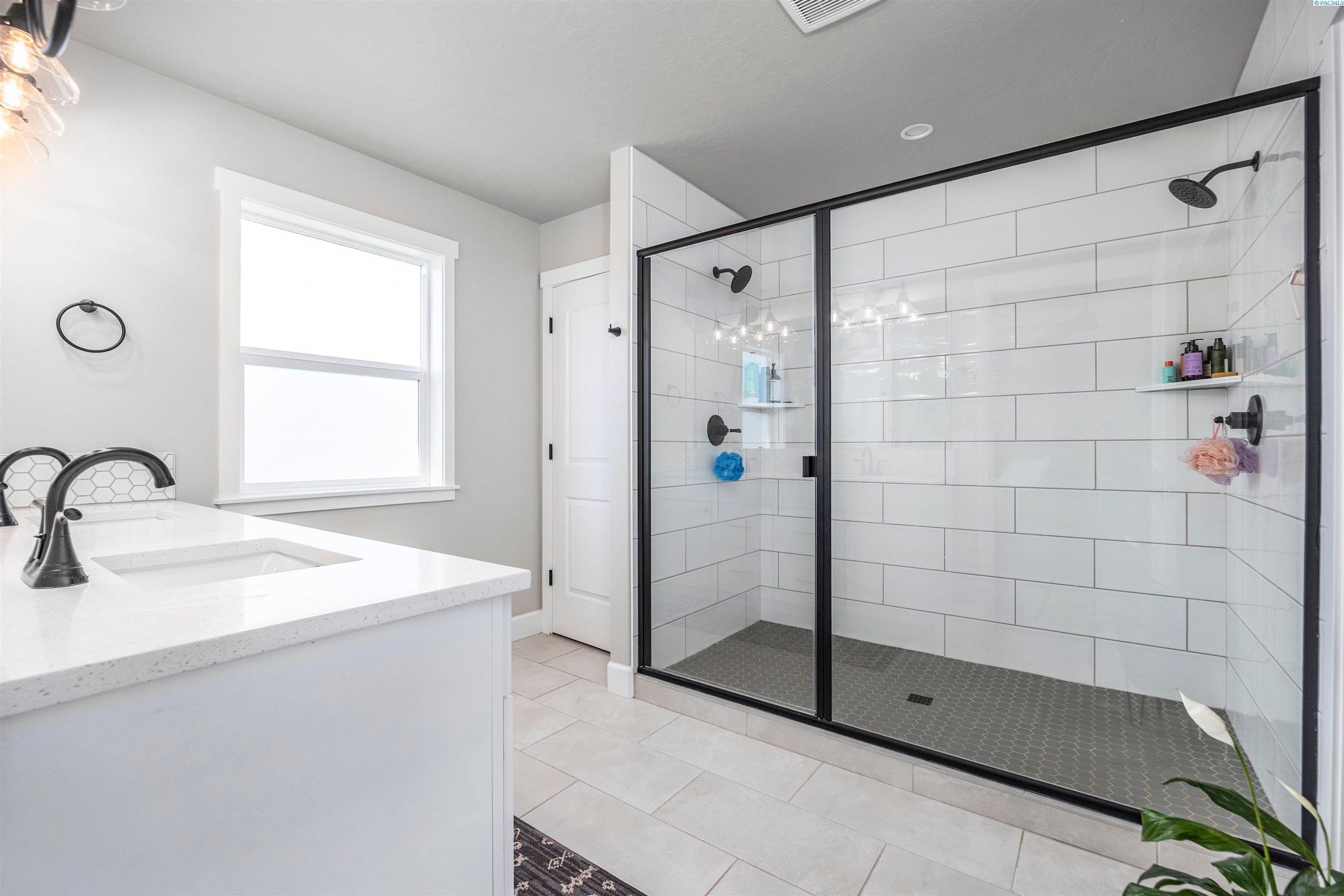 Kennewick, Washington, 99338, United States, 5 Bedrooms Bedrooms, ,3 BathroomsBathrooms,Residential,For Sale,1984207