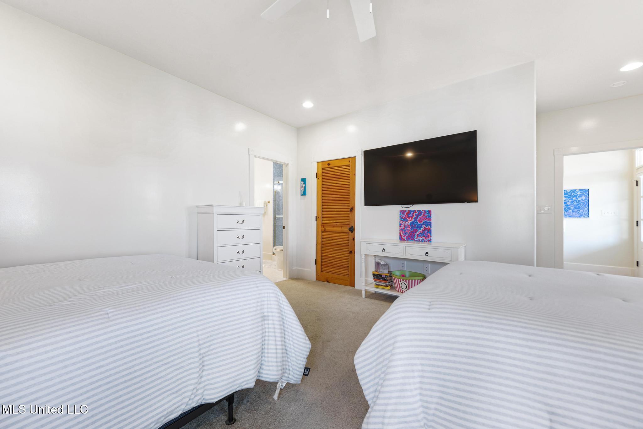 Pass Christian, Mississippi, 39571, United States, 5 Bedrooms Bedrooms, ,7 BathroomsBathrooms,Residential,For Sale,1989157