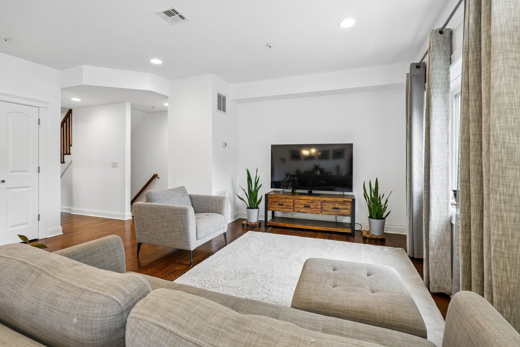 ?Steven Court Community? Meticulously Maintained Top to Bottom Townhome - 物件實景