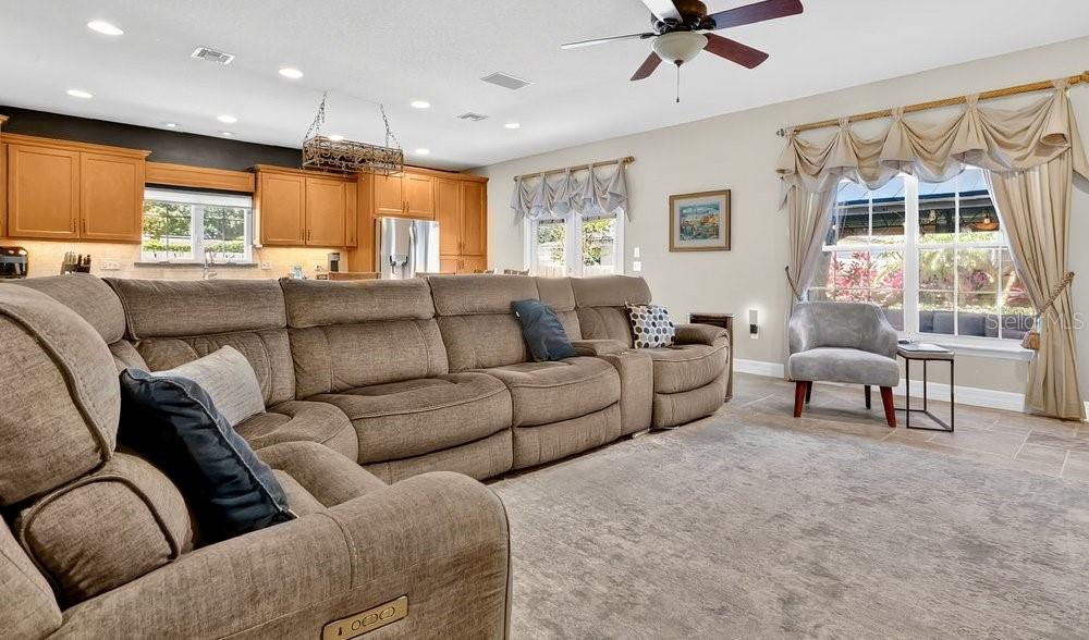 Orlando, Florida, 32804, United States, 4 Bedrooms Bedrooms, ,3 BathroomsBathrooms,Residential,For Sale,1991414