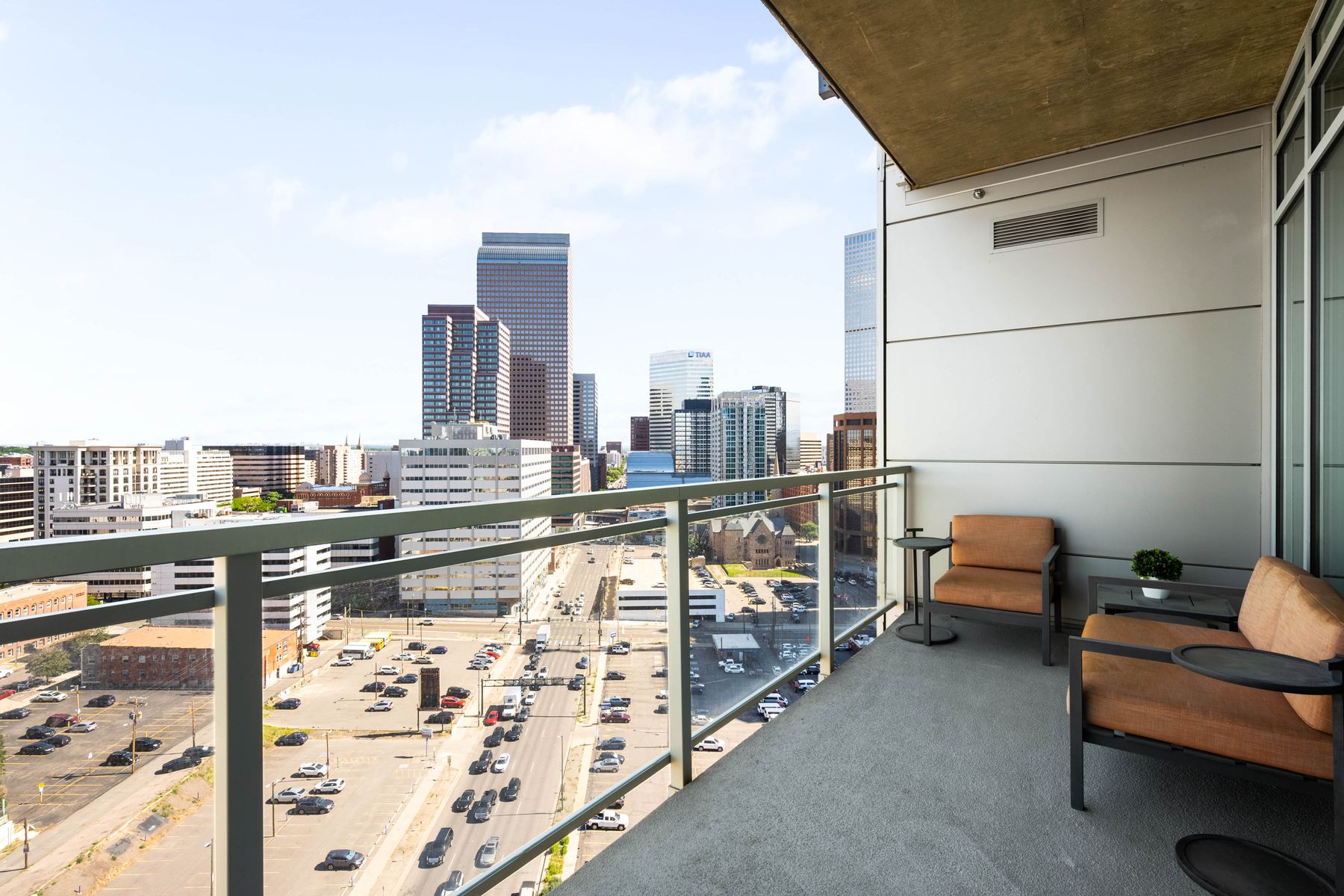  Two Parking Spaces and One of Largest Living/Dining Spaces Downtown - 物件實景