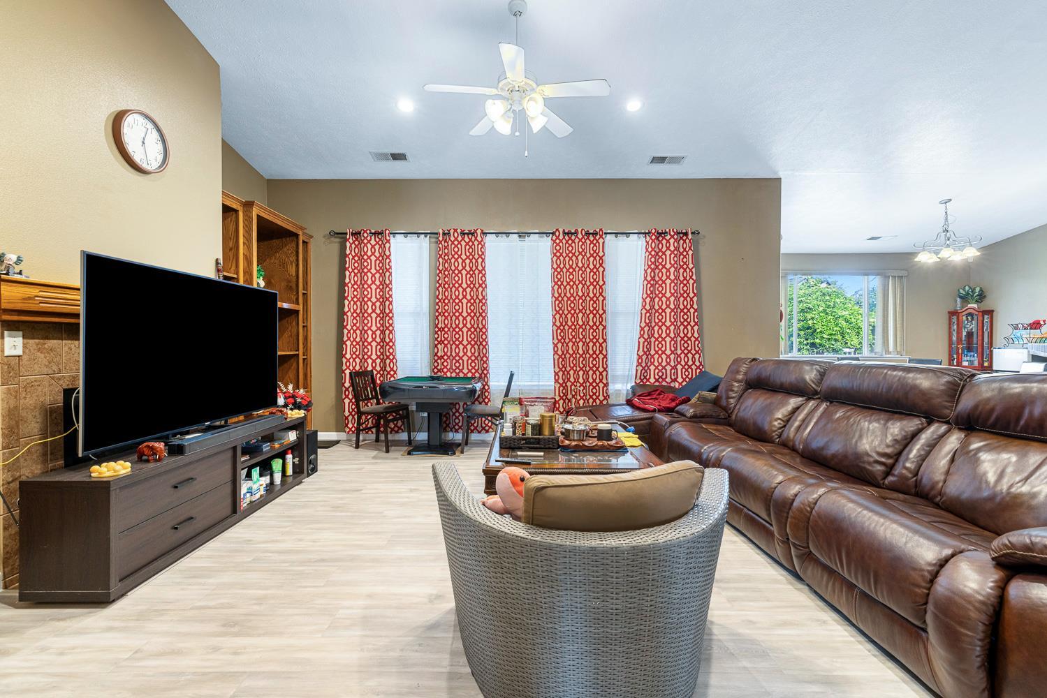 Fresno, California, 93727, United States, 4 Bedrooms Bedrooms, ,2 BathroomsBathrooms,Residential,For Sale,2008580