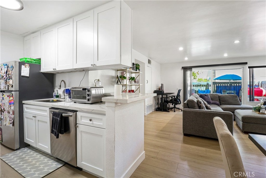 Tarzana, California, 91356, United States, 3 Bedrooms Bedrooms, ,2 BathroomsBathrooms,Residential,For Sale,1892794