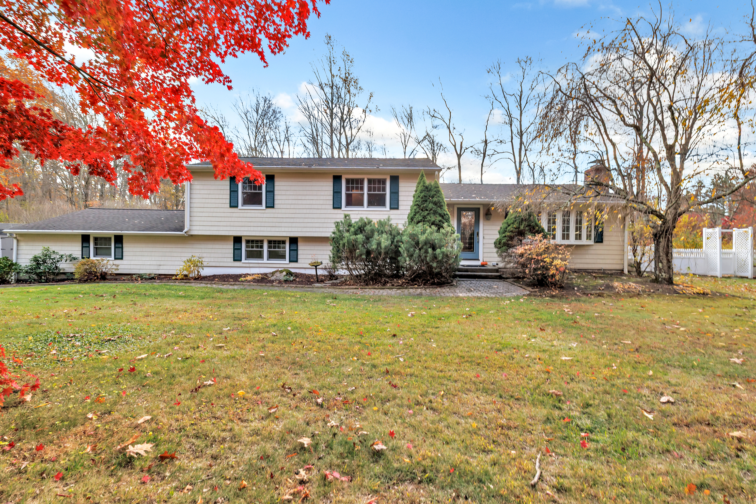 Monroe, Connecticut, 06468, United States, 4 Bedrooms Bedrooms, ,3 BathroomsBathrooms,Residential,For Sale,1989418