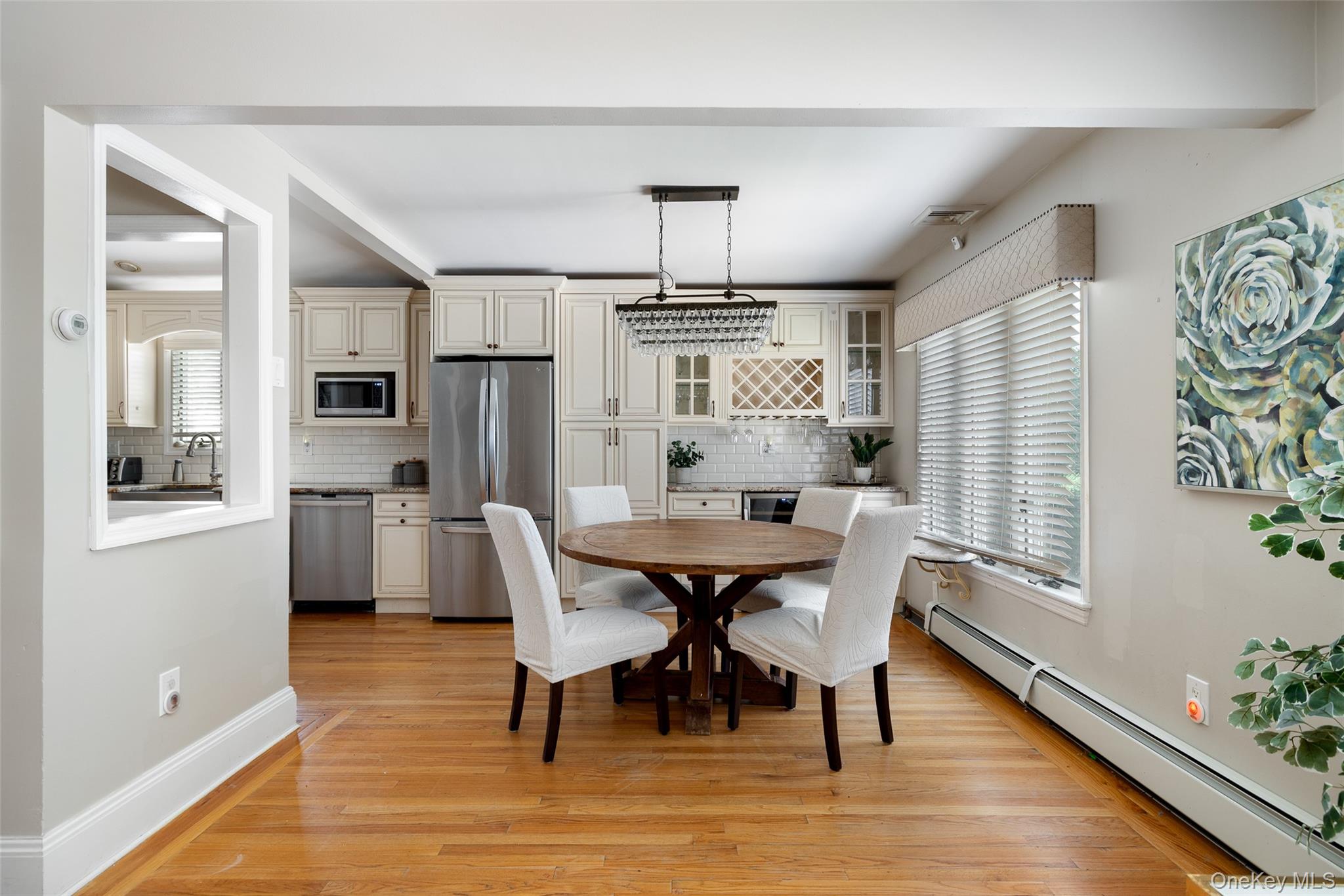 Babylon, New York, 11702, United States, 3 Bedrooms Bedrooms, ,2 BathroomsBathrooms,Residential,For Sale,1930395
