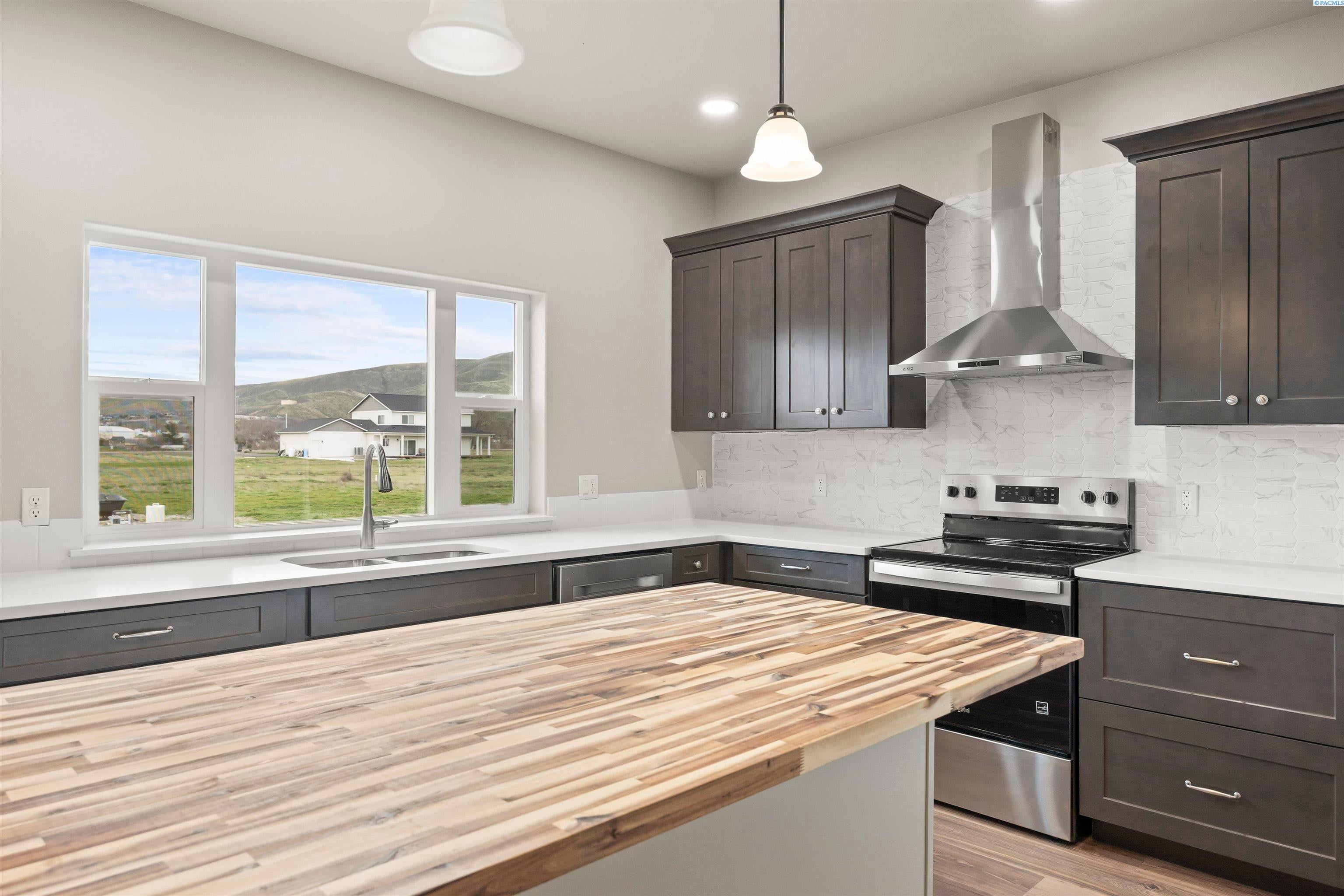 Prosser, Washington, 99350, United States, 3 Bedrooms Bedrooms, ,2 BathroomsBathrooms,Residential,For Sale,2027439