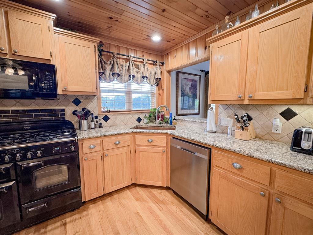 Fort Gibson, Oklahoma, 74434, United States, 2 Bedrooms Bedrooms, ,3 BathroomsBathrooms,Residential,For Sale,1982810