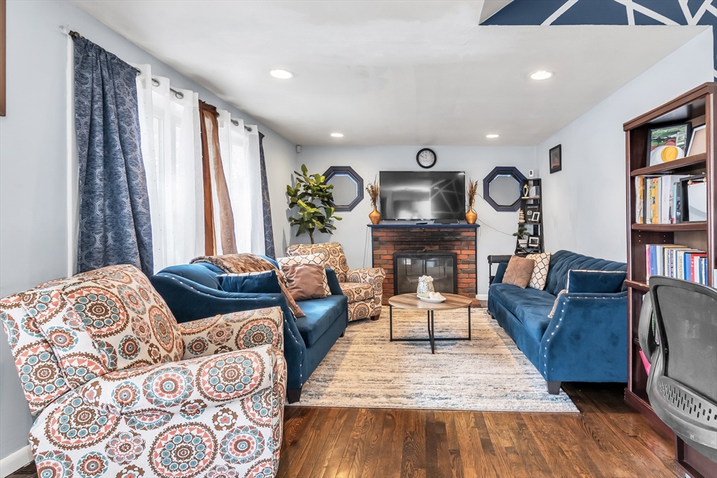 East Bridgewater, Massachusetts, 02333, United States, 3 Bedrooms Bedrooms, ,2 BathroomsBathrooms,Residential,For Sale,2009989