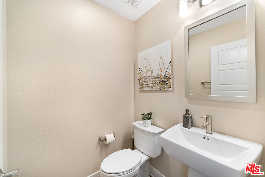 Los Angeles, California, 90068, United States, 3 Bedrooms Bedrooms, ,4 BathroomsBathrooms,Residential,For Sale,1891142