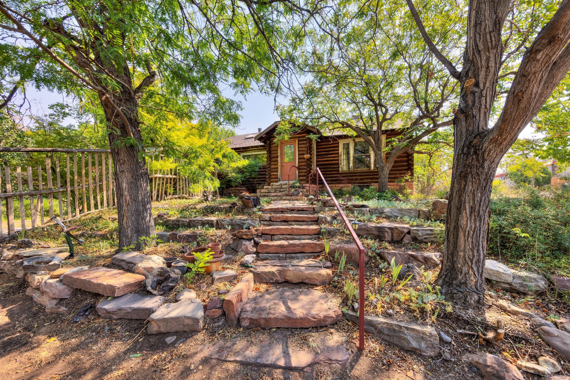  Great Location, Private Backyard & Plenty of Potential - 物件實景