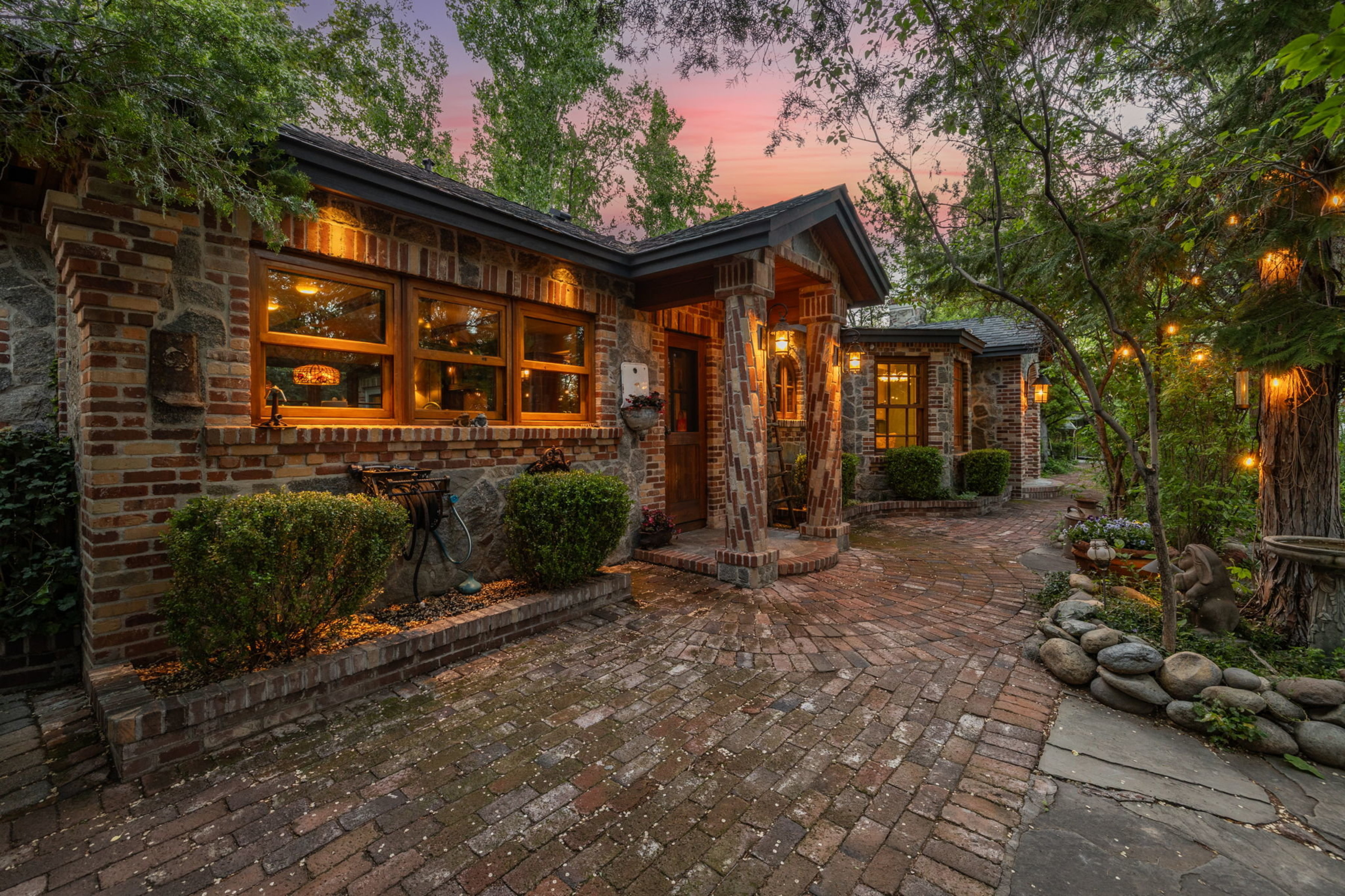  Historic home with 2 guest homes on 1.24 acres with a pool - 物件實景