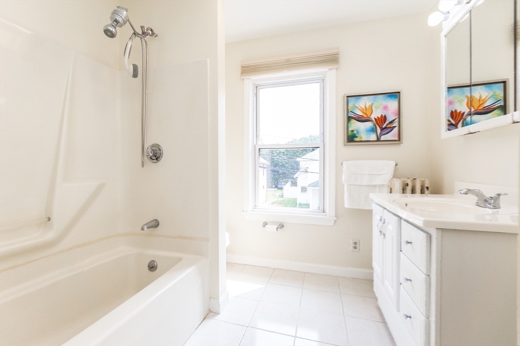 Wakefield, Massachusetts, 01880, United States, 4 Bedrooms Bedrooms, ,2 BathroomsBathrooms,Residential,For Sale,1976836