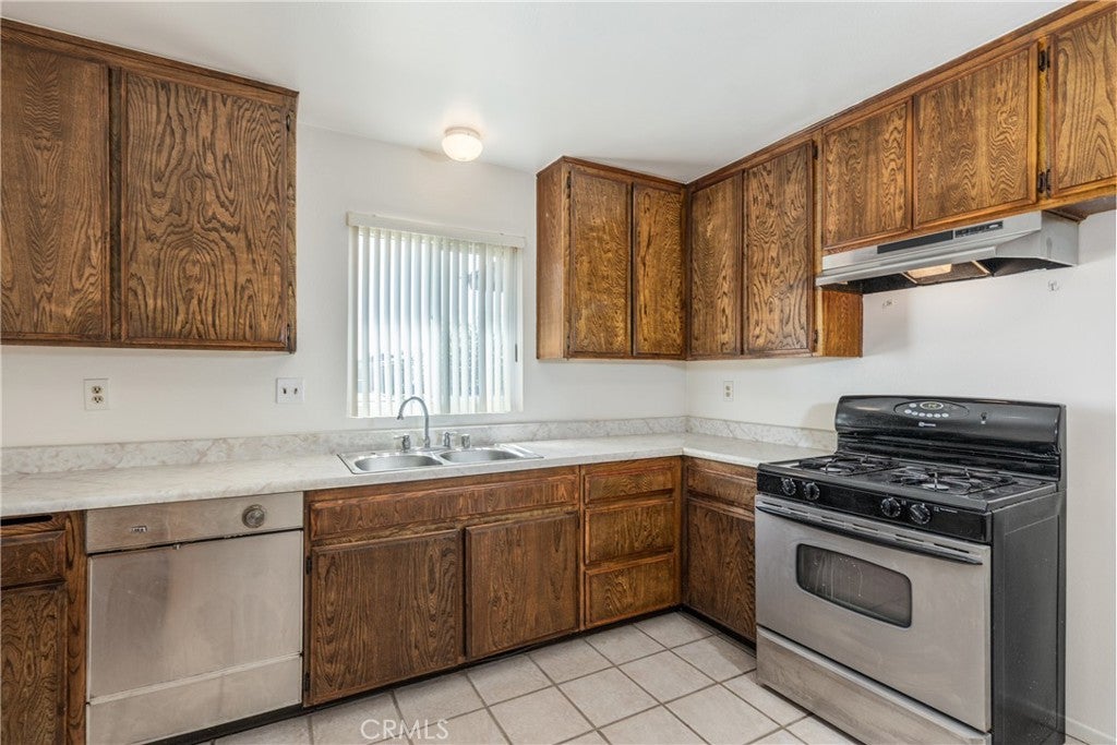 Fontana, California, 92336, United States, 3 Bedrooms Bedrooms, ,2 BathroomsBathrooms,Residential,For Sale,1983811