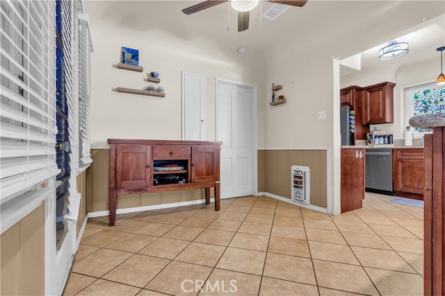 Huntington Park, California, 90255, United States, 4 Bedrooms Bedrooms, ,Residential,For Sale,1987109