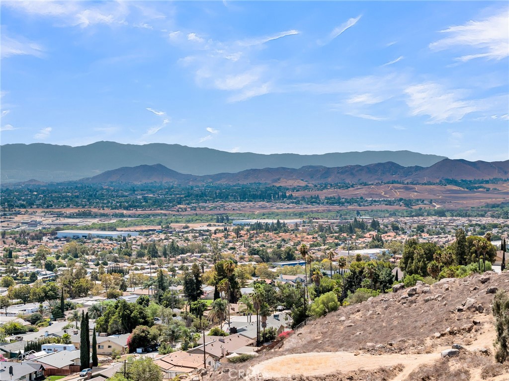 Jurupa Valley, California, 92509, United States, 3 Bedrooms Bedrooms, ,2 BathroomsBathrooms,Residential,For Sale,1939964