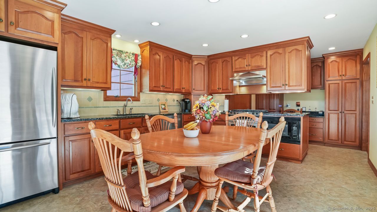 Orange, Connecticut, 06477, United States, 3 Bedrooms Bedrooms, ,2 BathroomsBathrooms,Residential,For Sale,1932290
