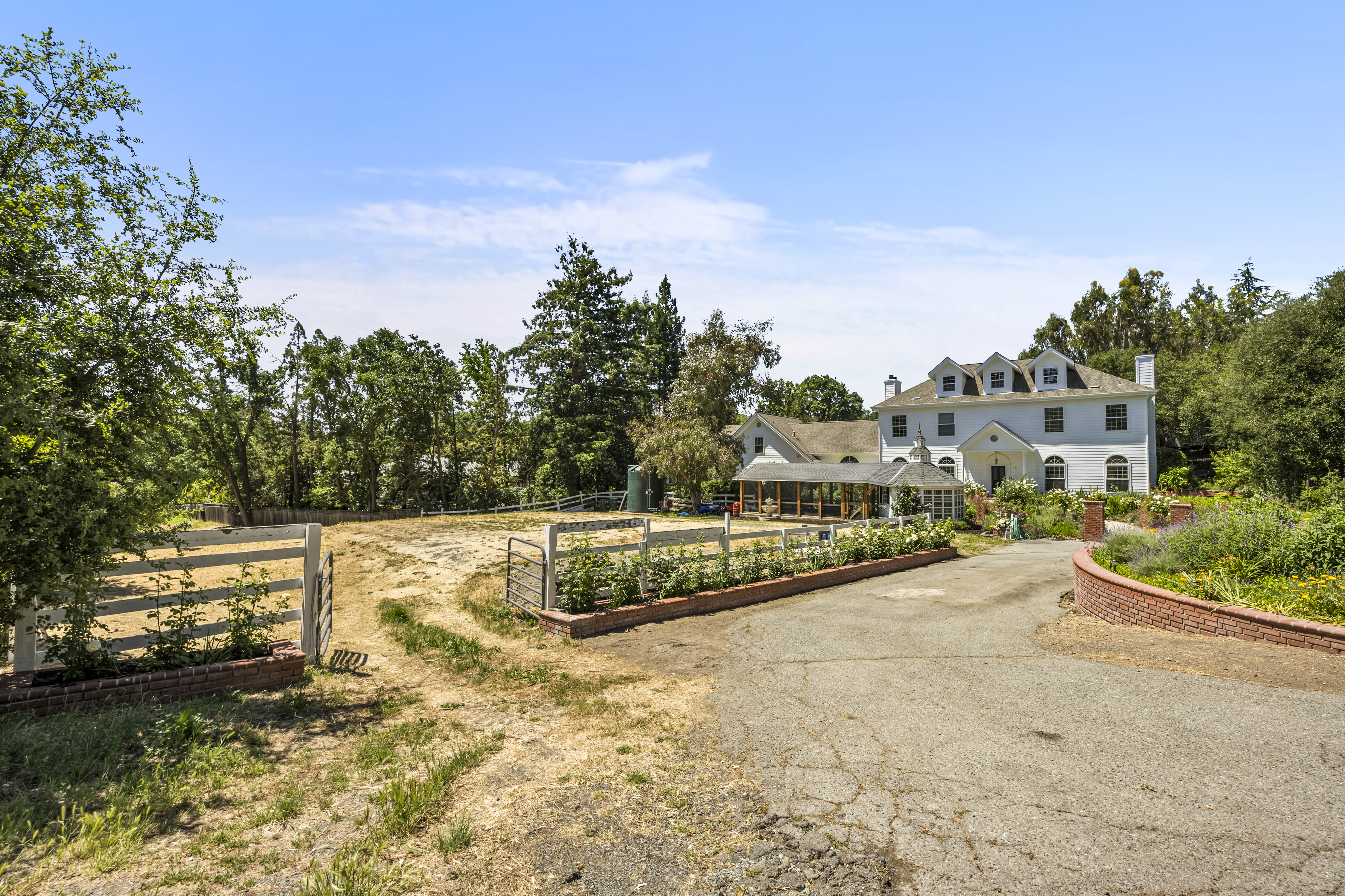  Grand Georgia Colonial Estate with Luxurious Designer Finishes - 物件實景