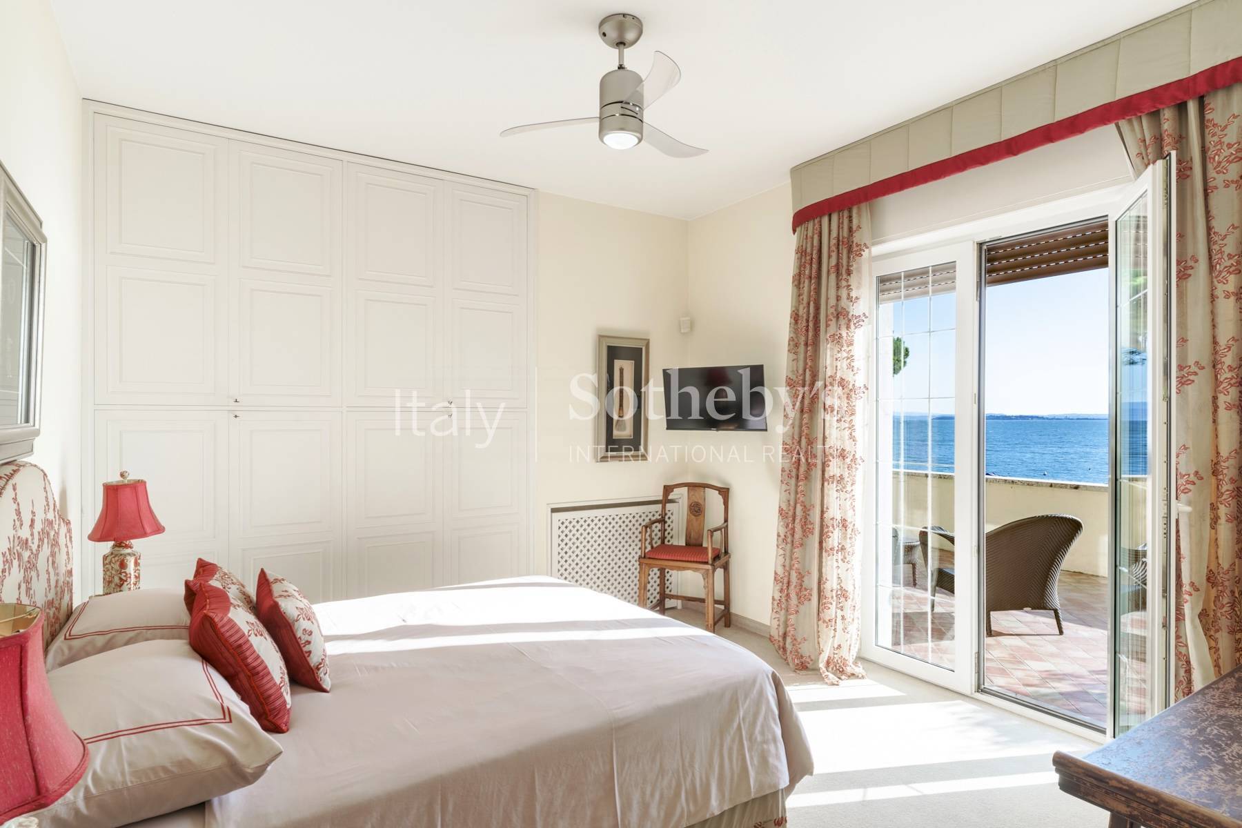 Prestigious lakefront estate with private boathouse and dock - 物件實景