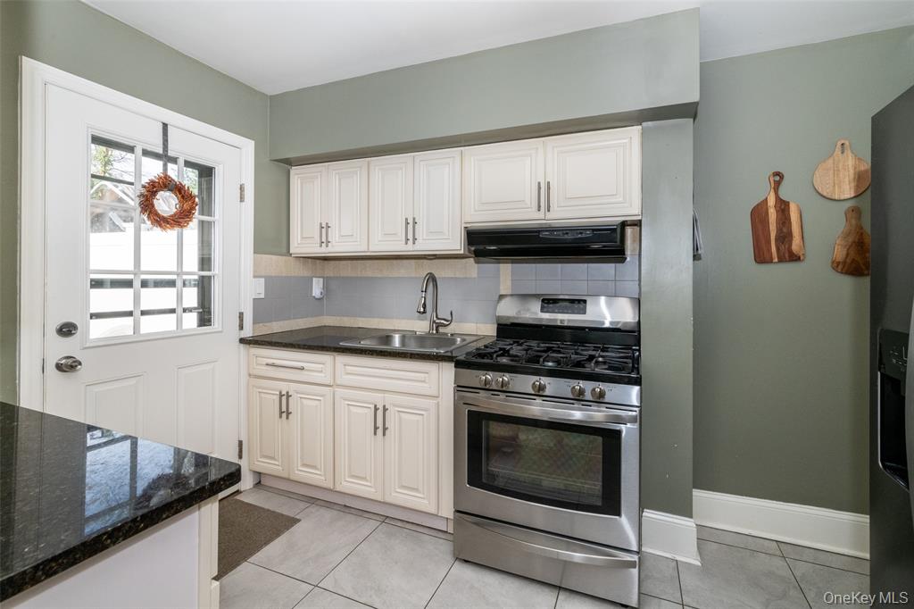 New Rochelle, New York, 10801, United States, 2 Bedrooms Bedrooms, ,1 BathroomBathrooms,Residential,For Sale,1989892