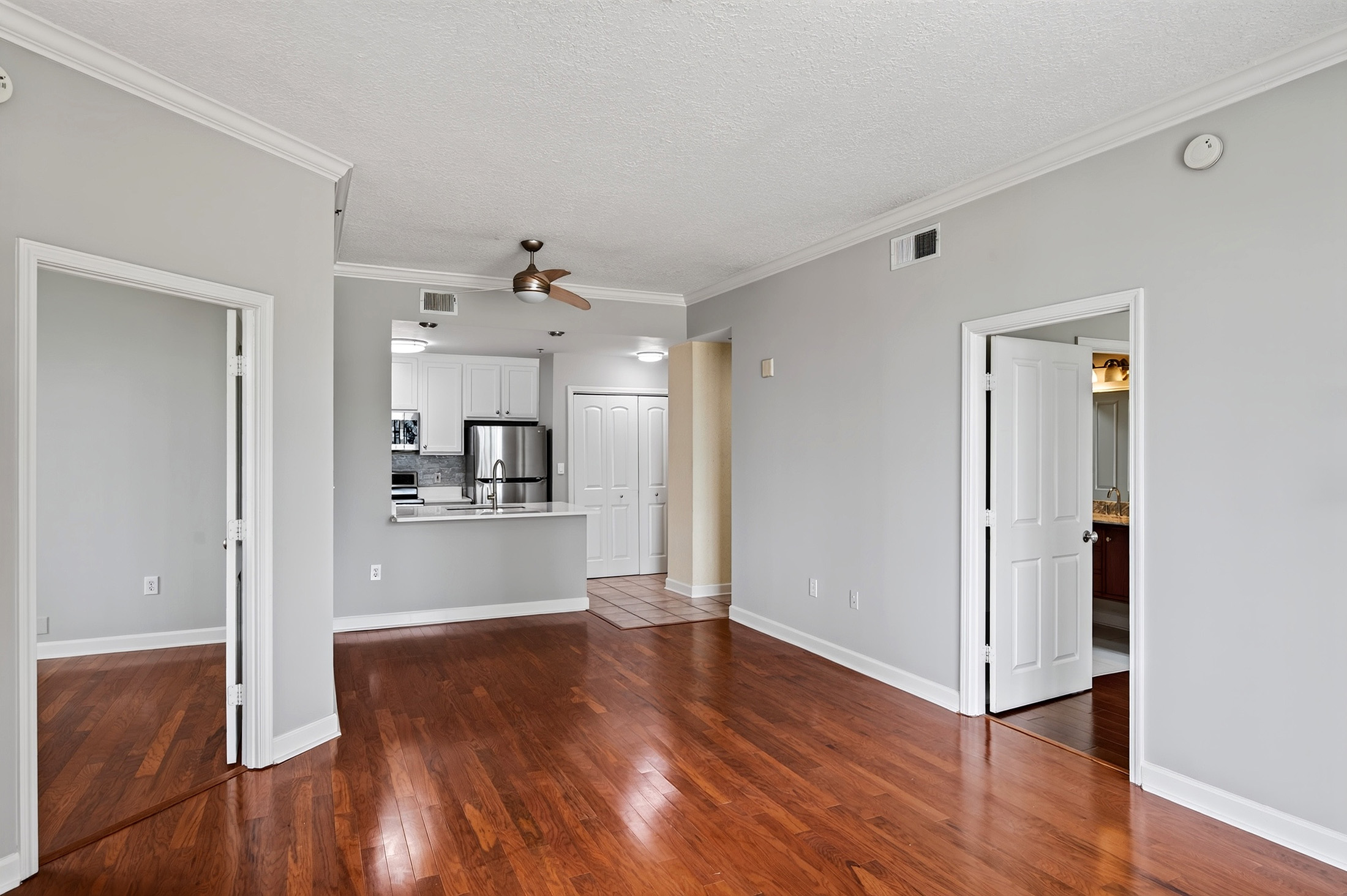  Beautifully Renovated Condo in Unbeatable Midtown Location - 物件實景