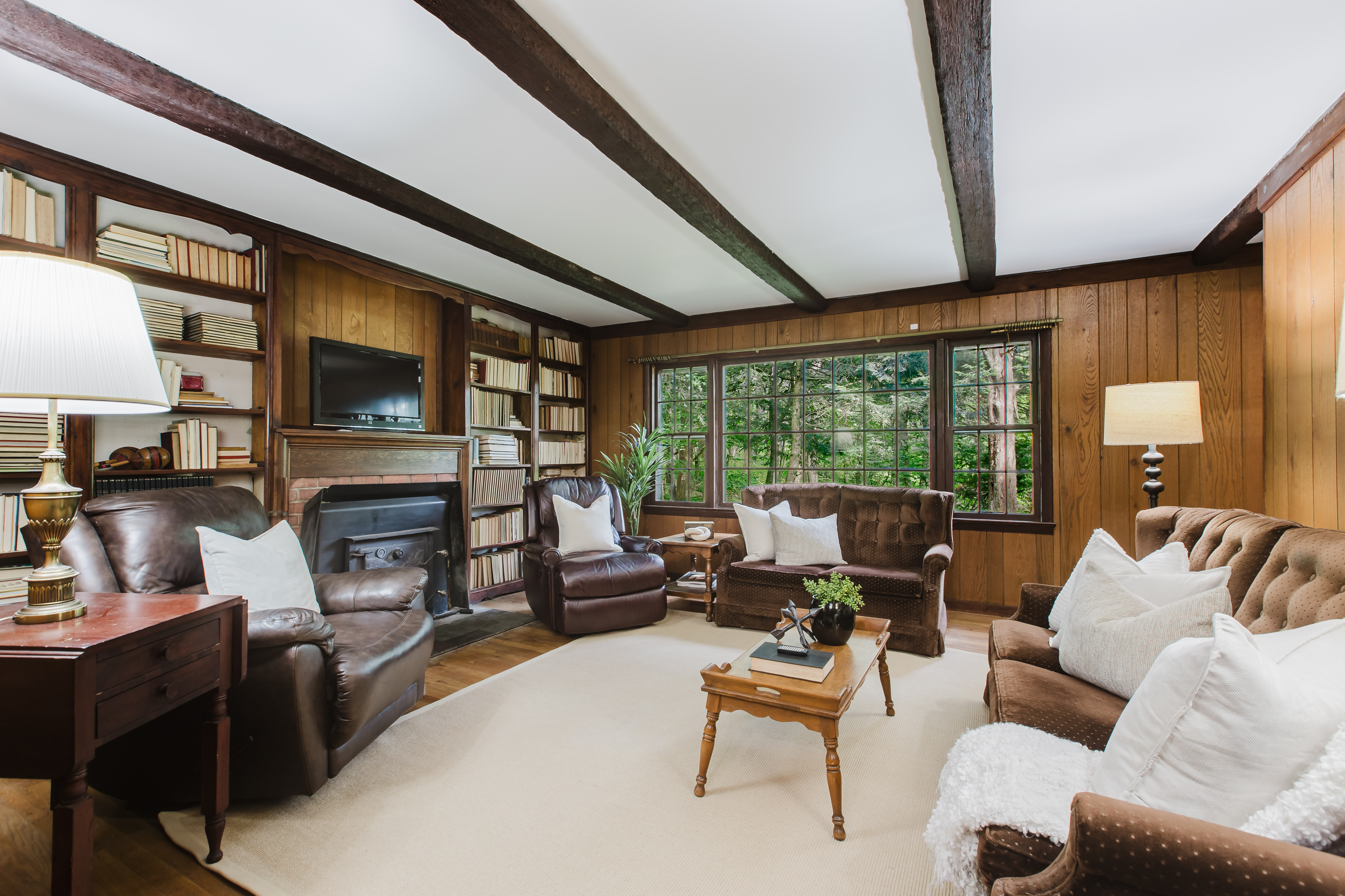  Five Bedroom Home Tucked Away  at the End of a Private Road - 物件實景