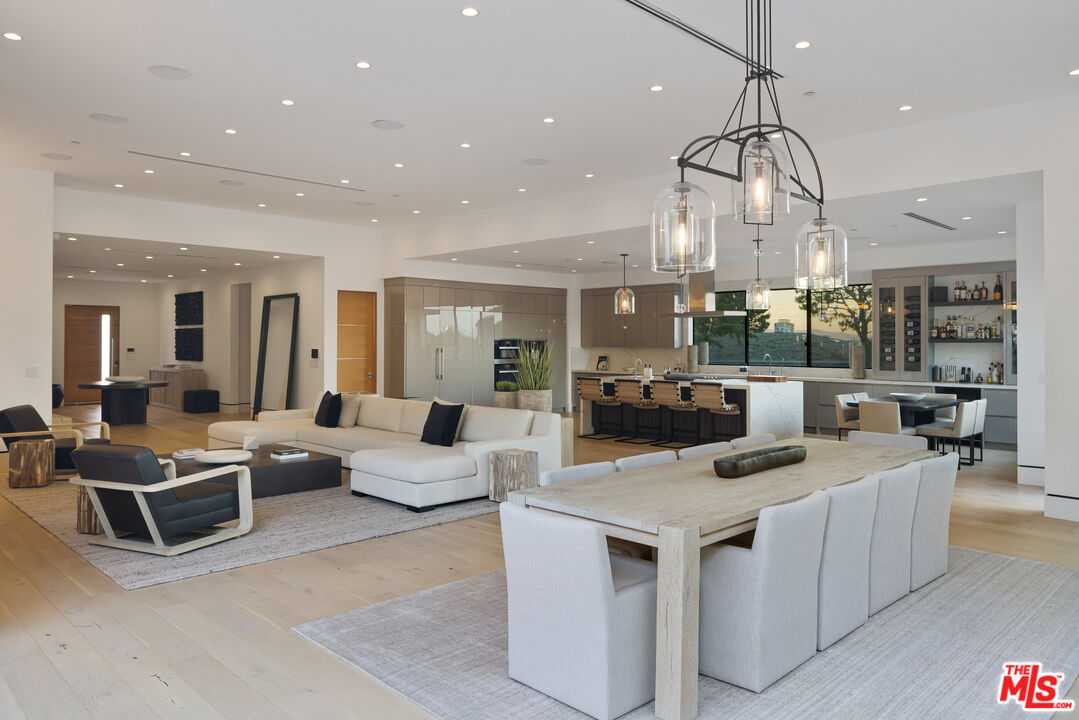 Los Angeles, California, 90049, United States, 4 Bedrooms Bedrooms, ,5 BathroomsBathrooms,Residential,For Sale,1862276