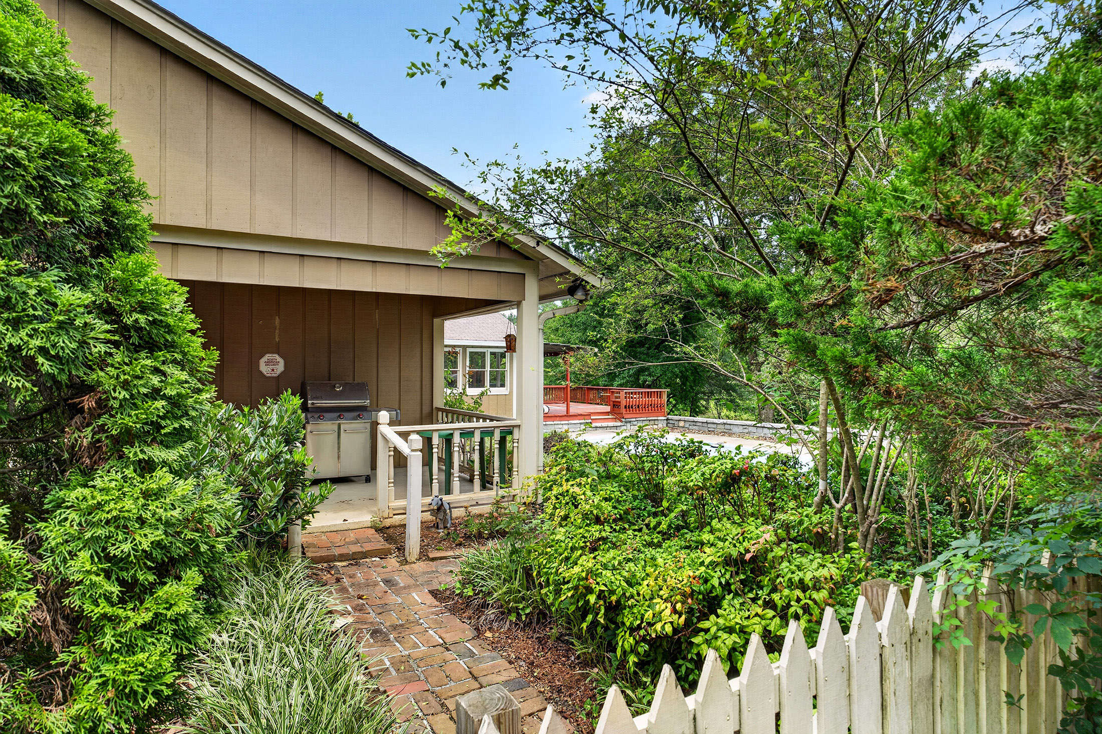  Nestled on Nearly Two Private Acres Overlooking a Picturesque Pond - 物件實景