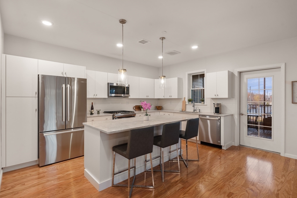 Canton, Massachusetts, 02021, United States, 2 Bedrooms Bedrooms, ,2 BathroomsBathrooms,Residential,For Sale,1992805