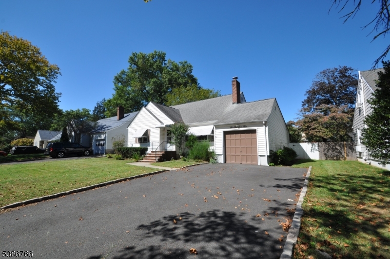 Burlington, Springfield Township`, New Jersey, 07081, United States, 4 Bedrooms Bedrooms, ,3 BathroomsBathrooms,Residential,For Sale,1979460