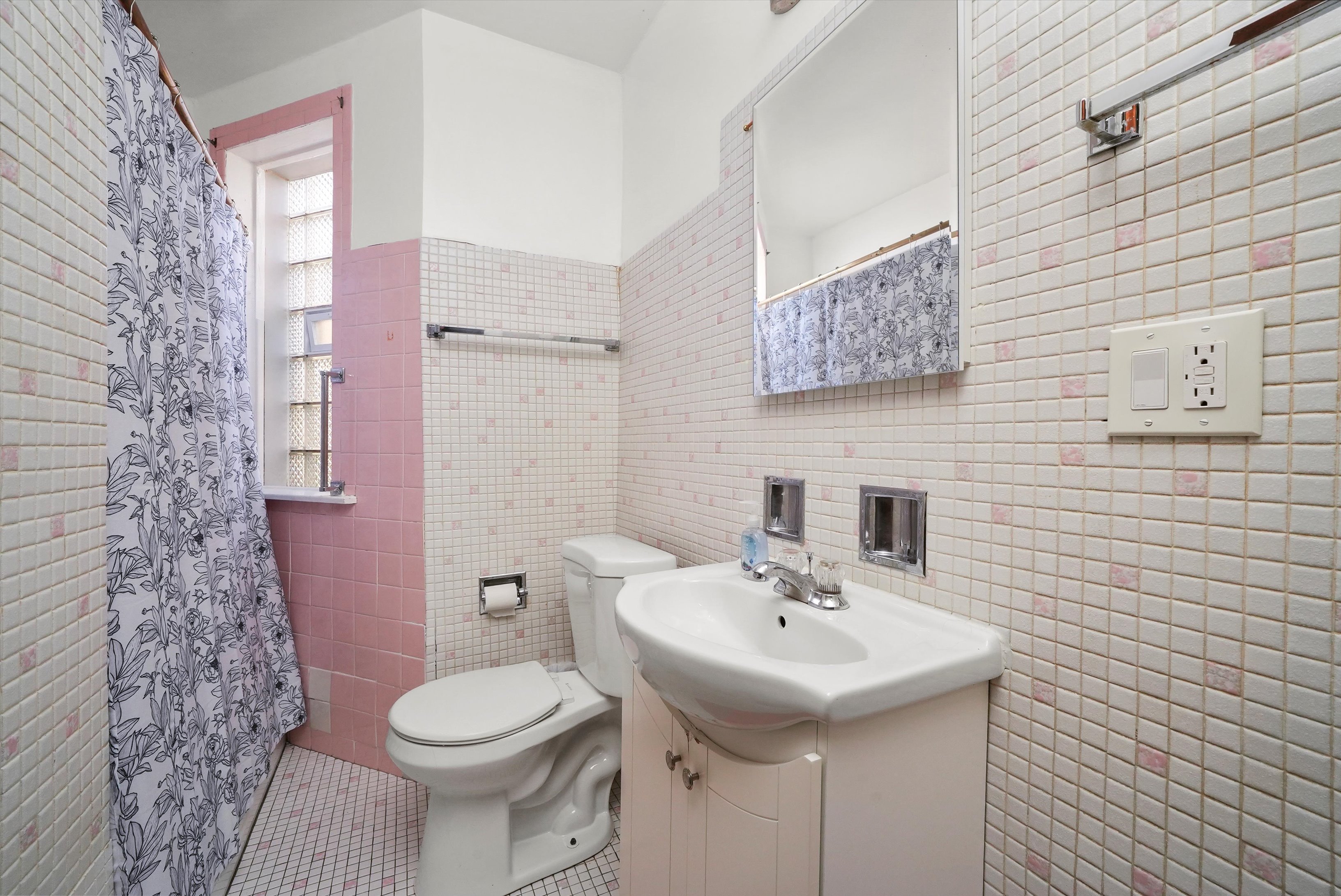 Chicago, Illinois, 60639, United States, 8 Bedrooms Bedrooms, ,3 BathroomsBathrooms,Residential,For Sale,1986101