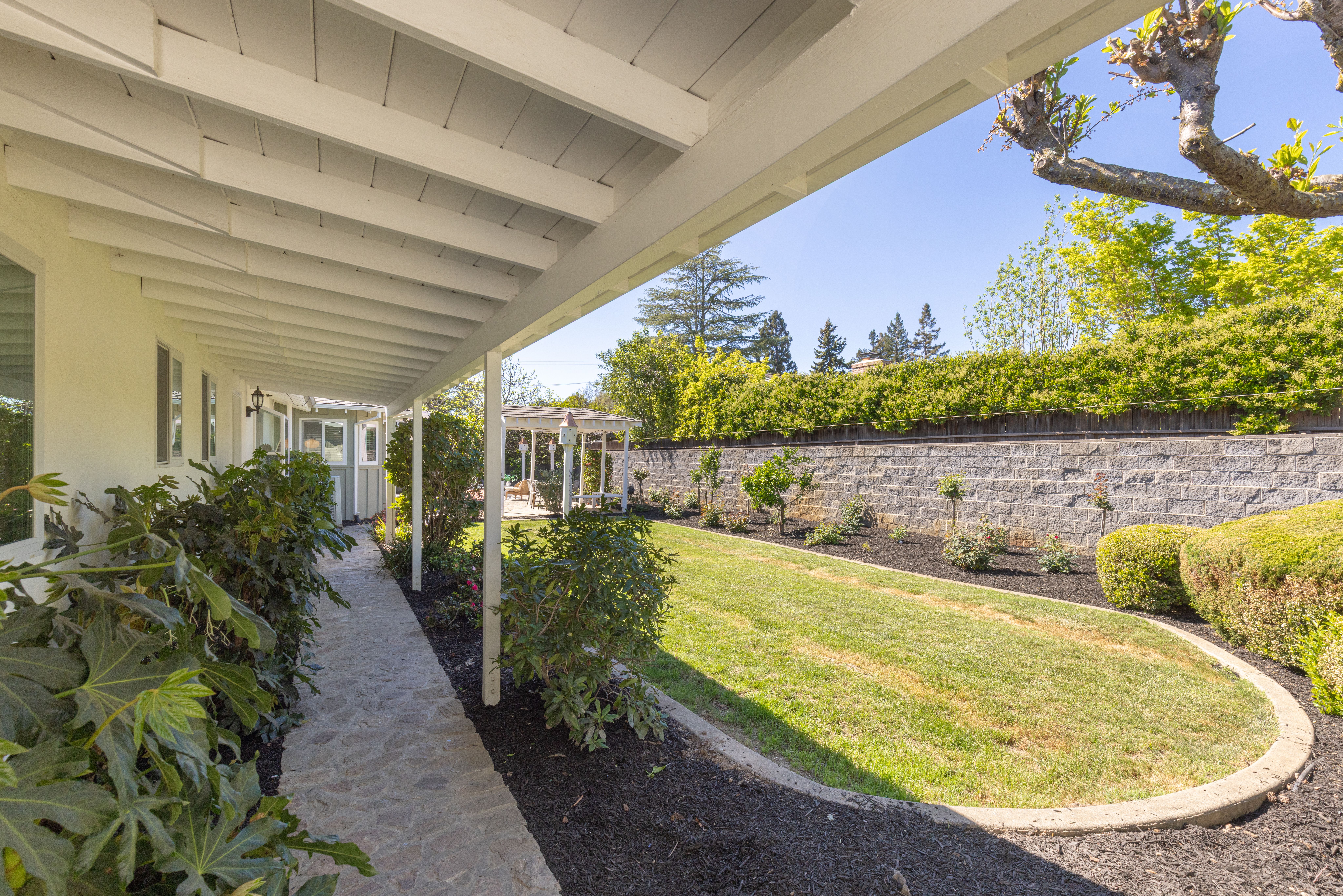  Coveted East Side Ranch Home in Monticello Park - 物件實景