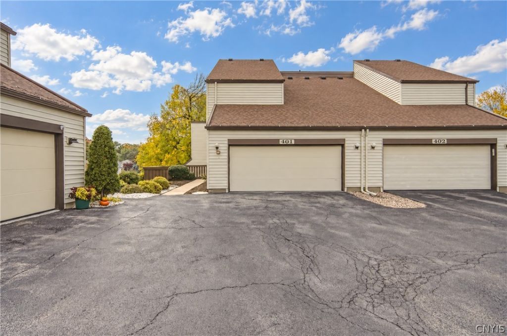 Woburn Dr, Camillus, NY 13031
