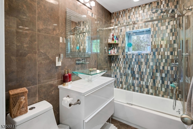 West Orange Twp., New Jersey, 07052, United States, 6 Bedrooms Bedrooms, ,4 BathroomsBathrooms,Residential,For Sale,1826682