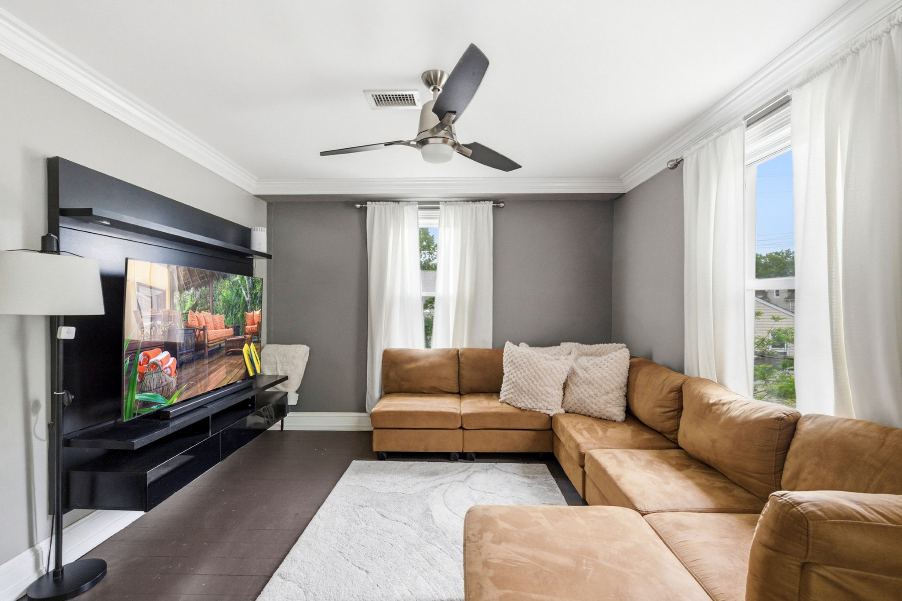  Fully Renovated Two Family Property - 物件實景