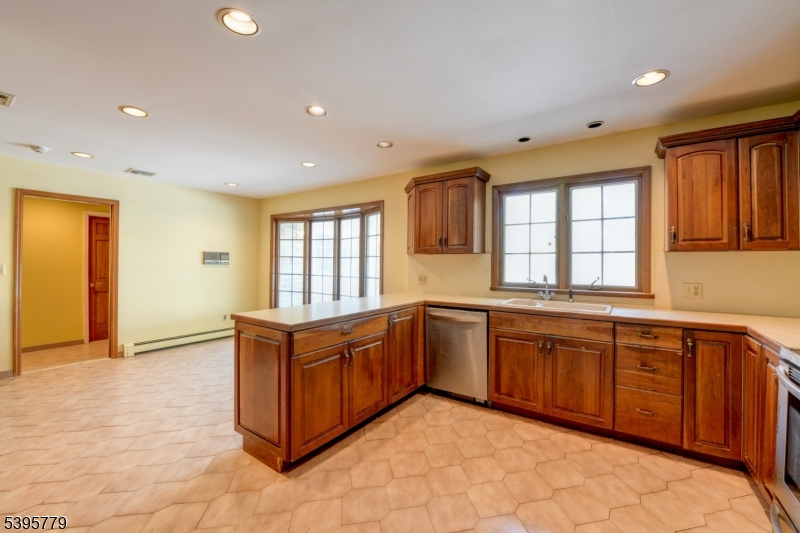 Kinnelon Boro, New Jersey, 07405, United States, 3 Bedrooms Bedrooms, ,3 BathroomsBathrooms,Residential,For Sale,1989629