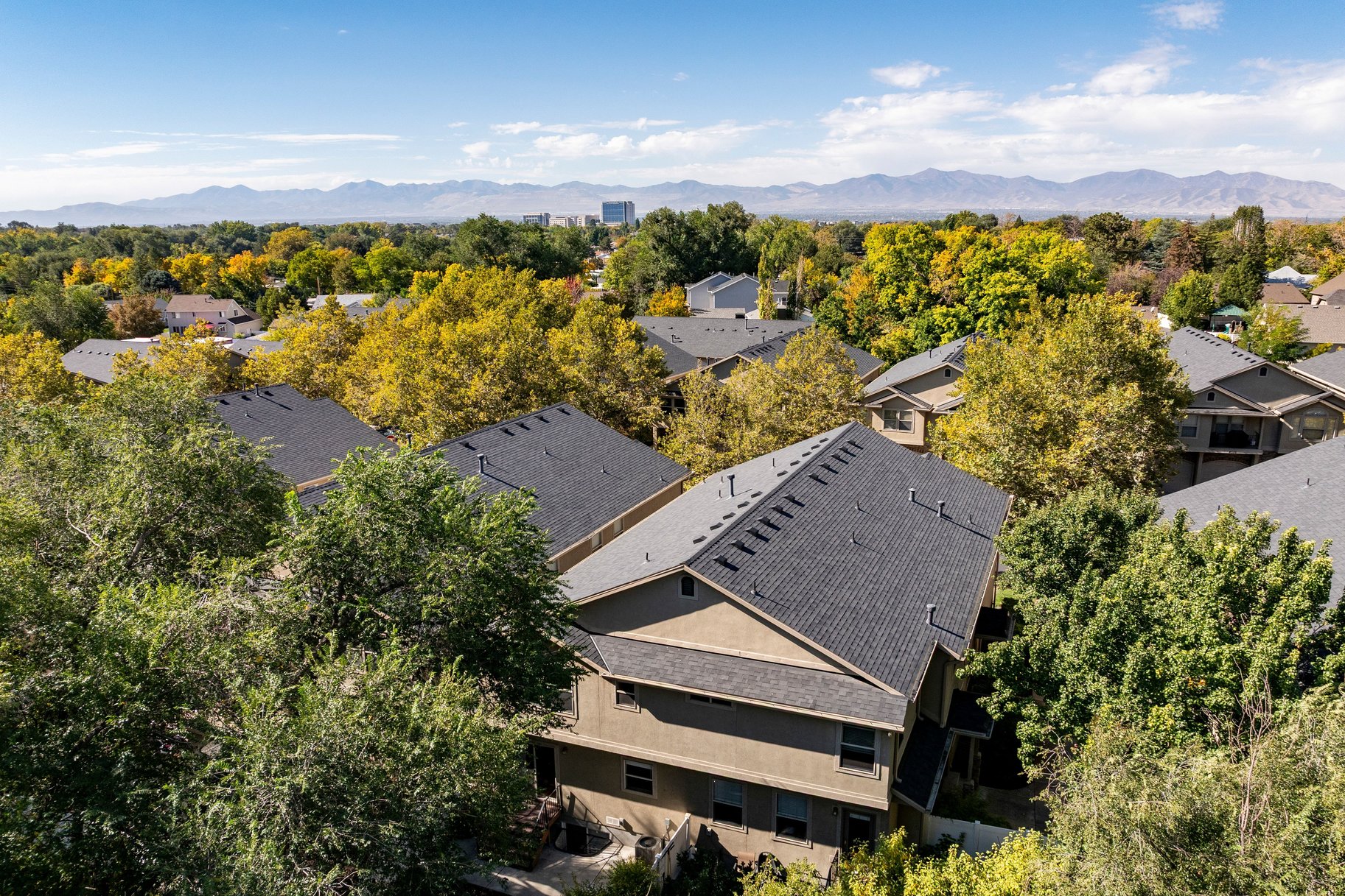  Private Millcreek Townhome with Fenced Backyard & Vaulted Ceilings - 物件實景