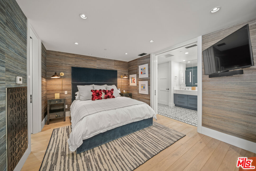 Los Angeles, California, 90014, United States, 2 Bedrooms Bedrooms, ,2 BathroomsBathrooms,Residential,For Sale,1938592