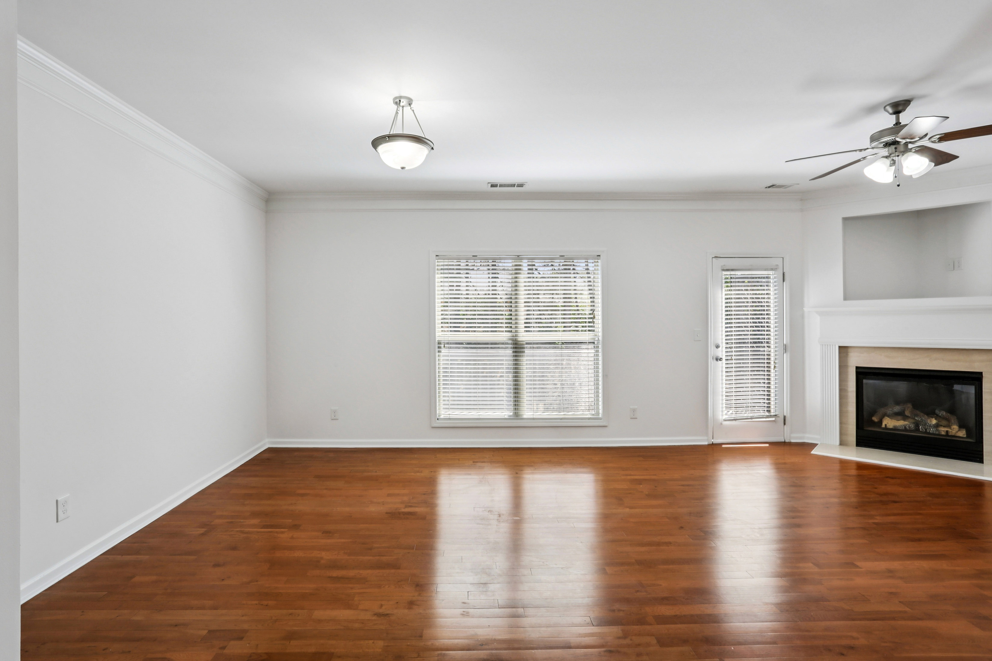  Spacious Three Level Townhome in the Desirable Thorncrest Community - 物件實景