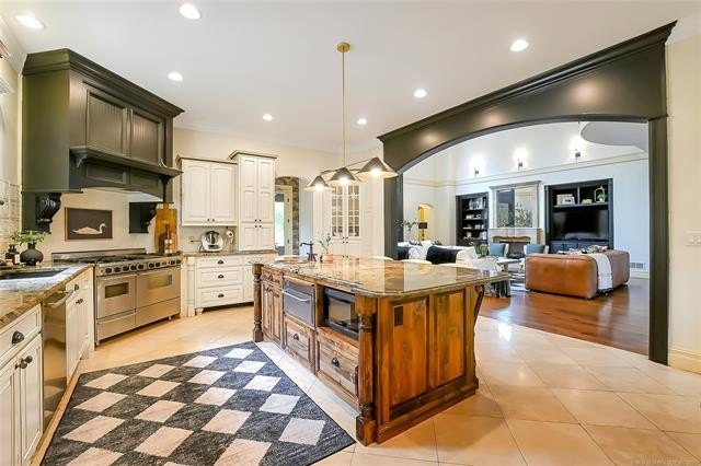 Tahlequah, Oklahoma, 74464, United States, 5 Bedrooms Bedrooms, ,5 BathroomsBathrooms,Residential,For Sale,1982771