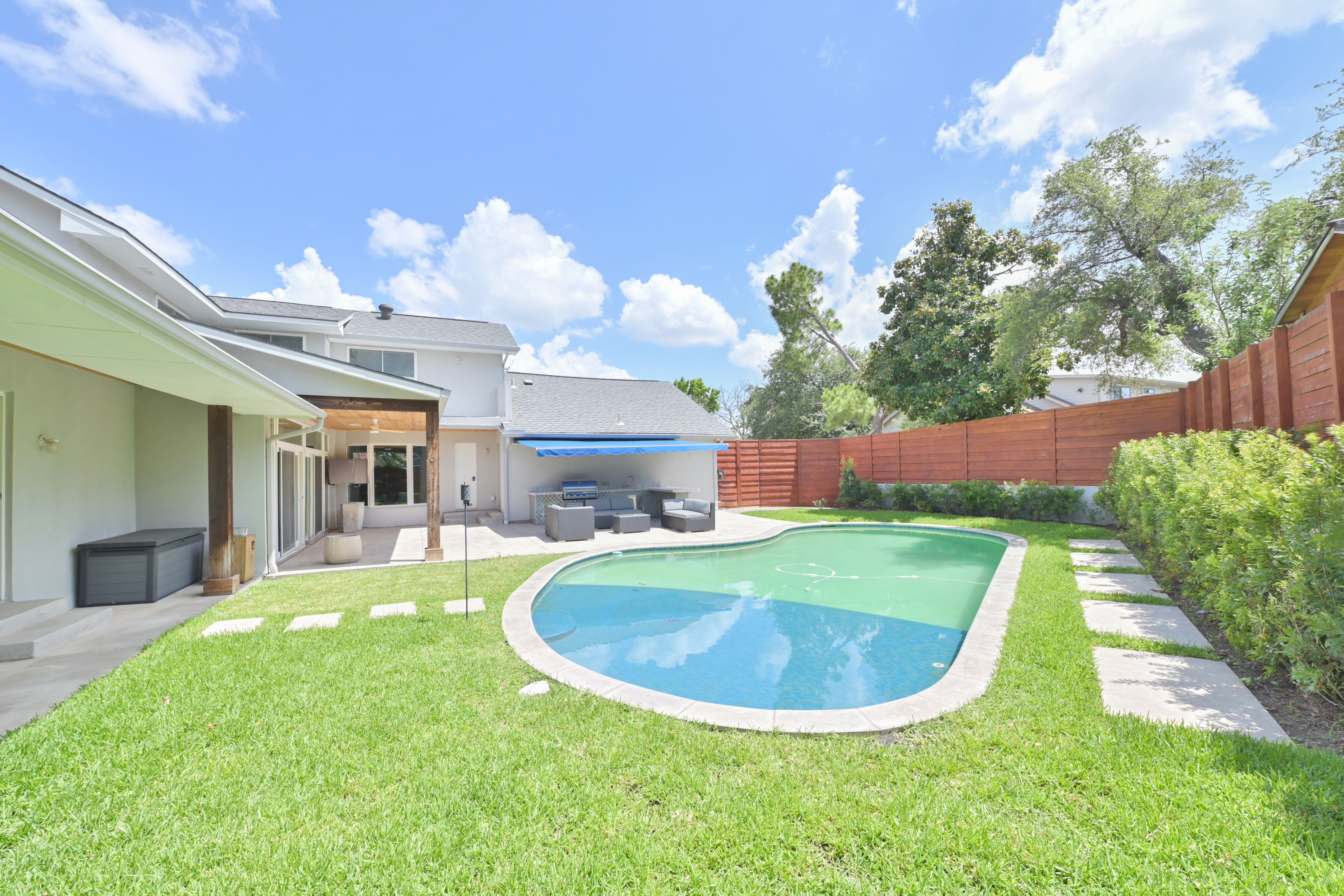  Desirable Corner Lot Home with Back Yard Oasis - 物件實景
