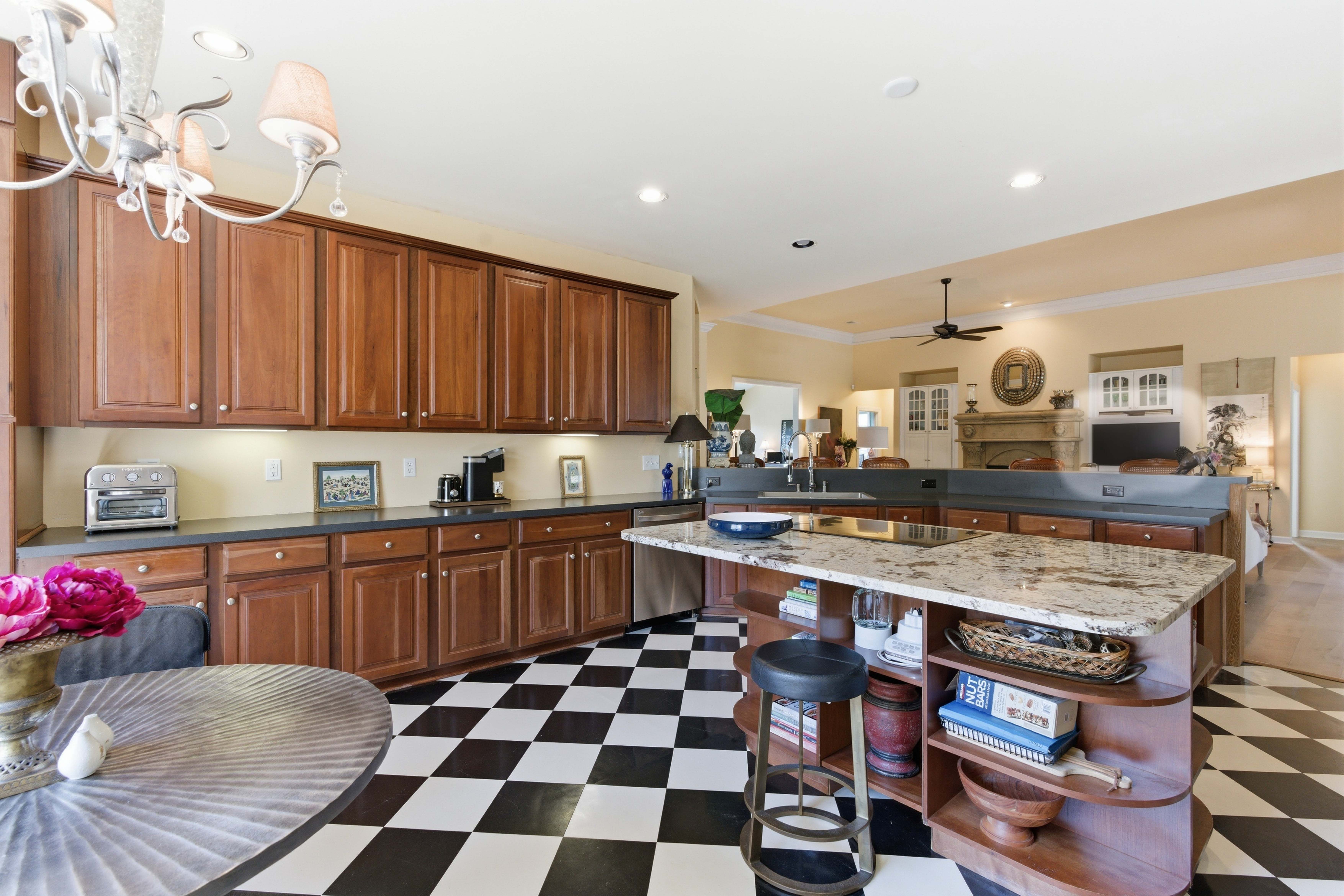  1596 Oakhurst Drive - 物件實景