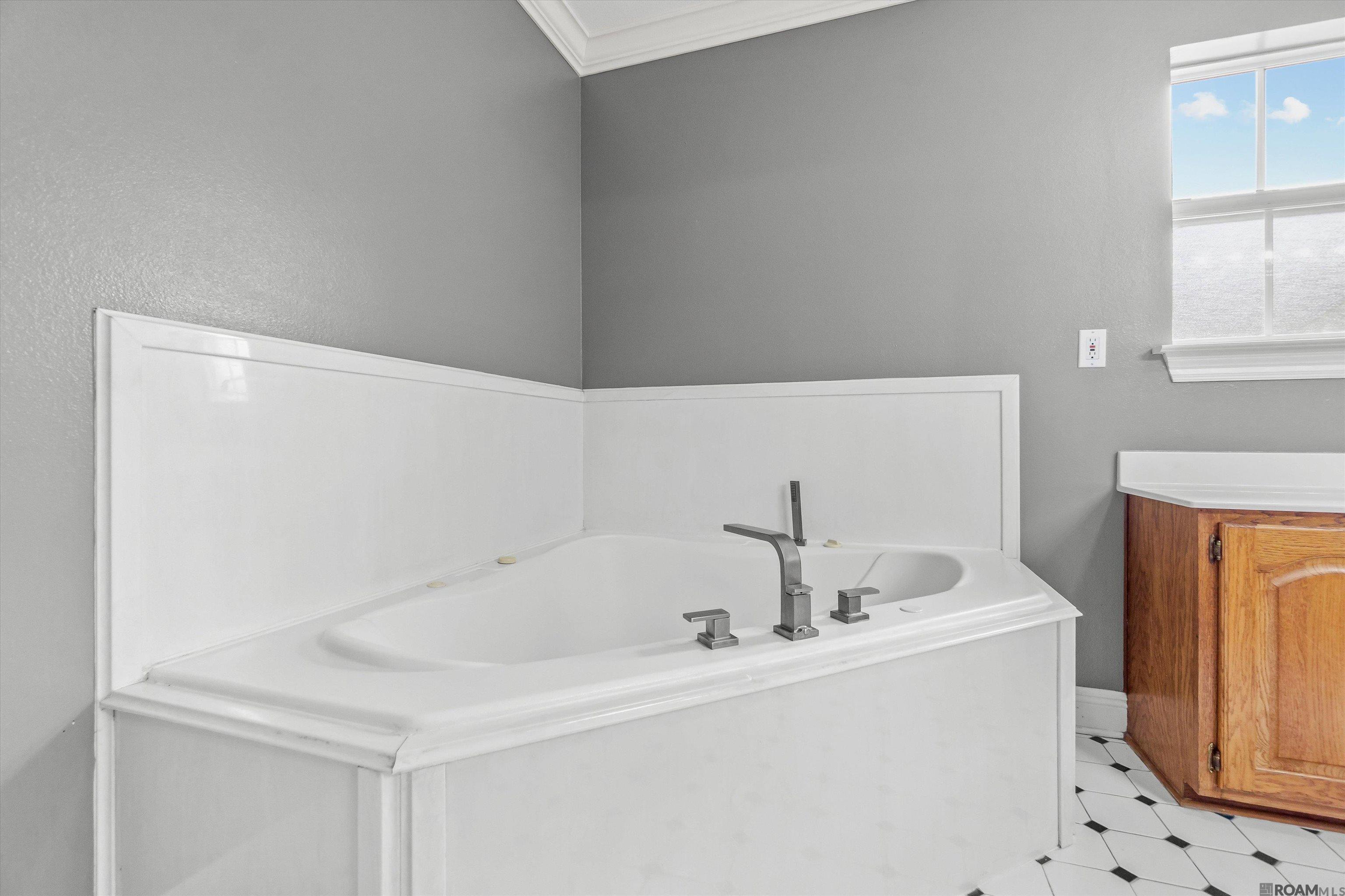 Gonzales, Louisiana, 70737, United States, 4 Bedrooms Bedrooms, ,3 BathroomsBathrooms,Residential,For Sale,1920960
